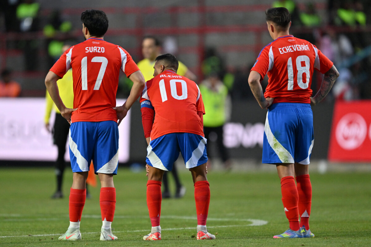 Bolivia venció a Chile, lo eliminó del Mundial y lo dejó sin DT 1 Bolivia venció a Chile, lo eliminó del Mundial y lo dejó sin DT Bolivia venció 2-0 a Chile y lo eliminó anticipadamente del Mundial. Su DT, Ricardo Gareca, se renunció a la Roja.