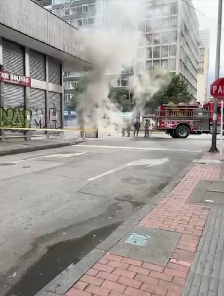 Cierre vial en el centro de Bogotá por un incendio: el reporte de las autoridades Una falla eléctrica habría provocado un incendio en el centro de Bogotá. Los bomberos atendieron la emergencia.
