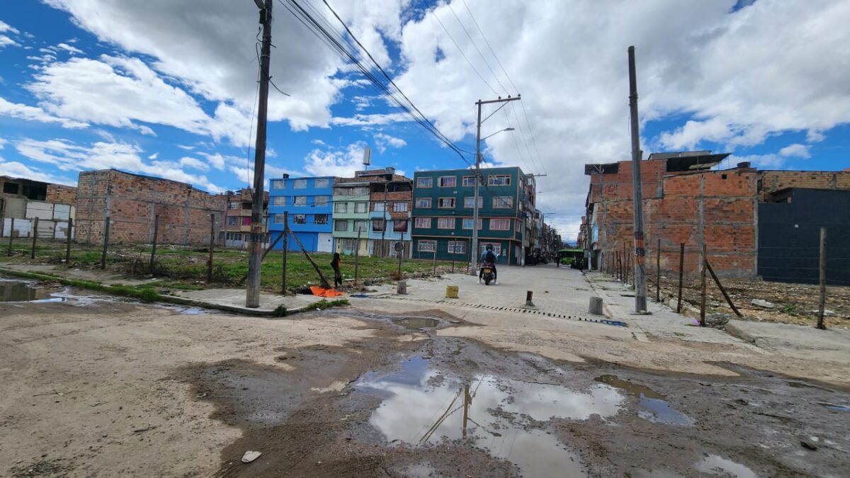 Crimen en Fontibón: mujer fue asesinada con tres disparos frente colegio El pasado miércoles, en el barrio Prados de la Alameda (Fontibón) una mujer fue asesinada con arma de fuego, quedando tendida en el andén cerca a un colegio.