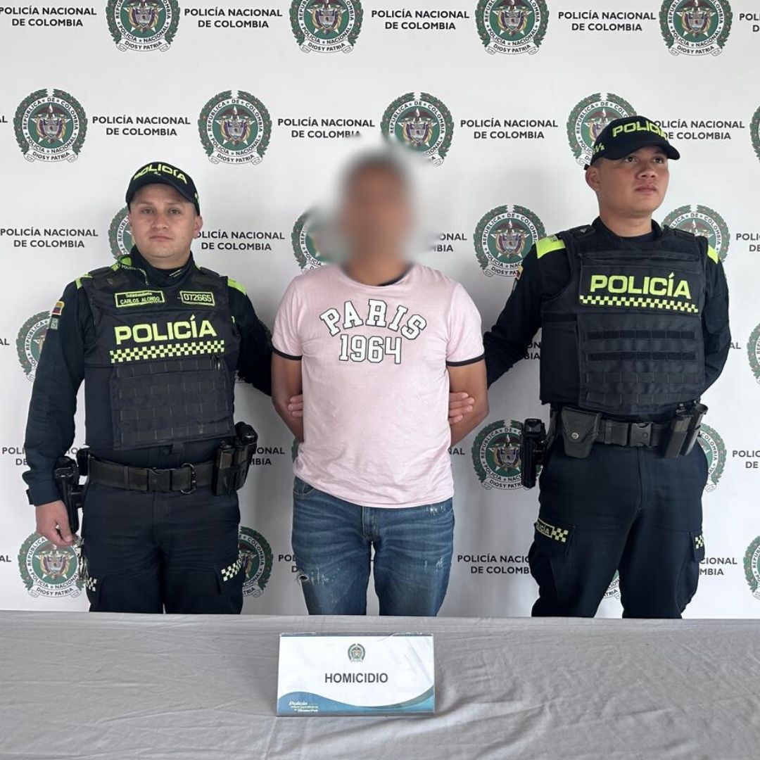 Crimen en el Día del Padre: hombre muere apuñalado en un conjunto de Soacha Una celebración del Día del Padre terminó en tragedia en Soacha, dentro de un conjunto residencial.una discusión entre el dueño de un apartamento y un invitado escaló hasta un brutal ataque con cuchillo, cobrando la vida de Jhon Fredy Ramos, de 37 años.