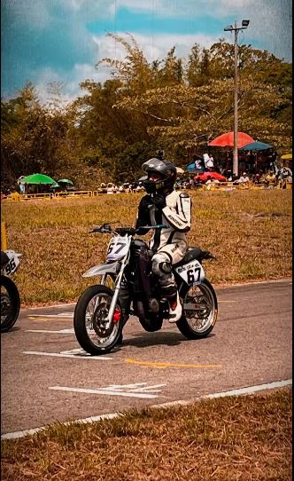 La trágica muerte del talentoso David en el Autódromo de Tocancipá El presidente de la Federación Colombiana de Motociclismo relató el lamentable hecho que cobró la vida de David Jiménez en el Autódromo de Tocancipá. Al parecer, una imprudencia causó el incidente.