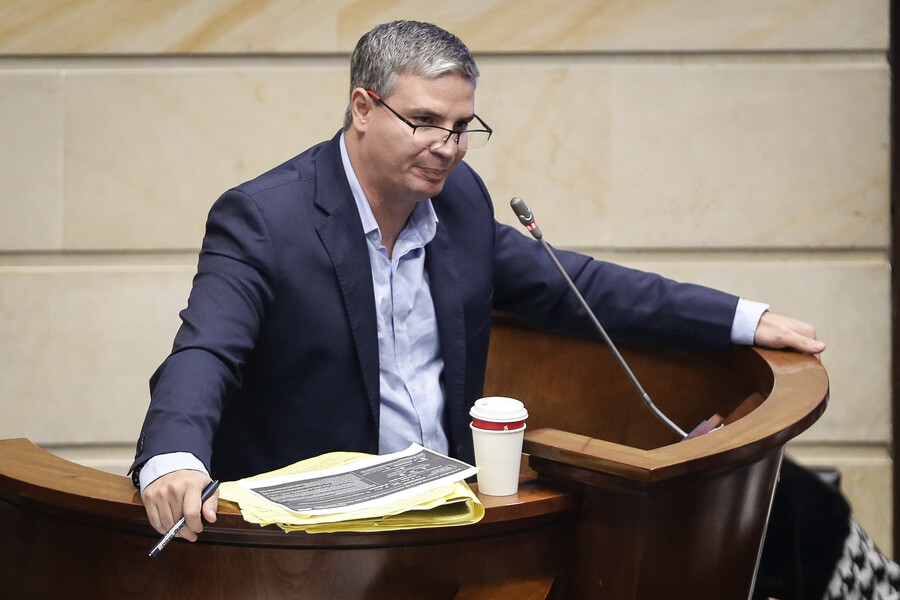 Discusión de la reforma laboral se centrará en 16 artículos La plenaria del Senado de la República retomó poco antes del mediodía la discusión en cuarto debate de la reforma laboral, la cual, de acuerdo con el senador y coordinador ponente, John Jairo Roldán, se centrará en los 16 artículos con mayor diferencias entre el gobierno y la oposición.