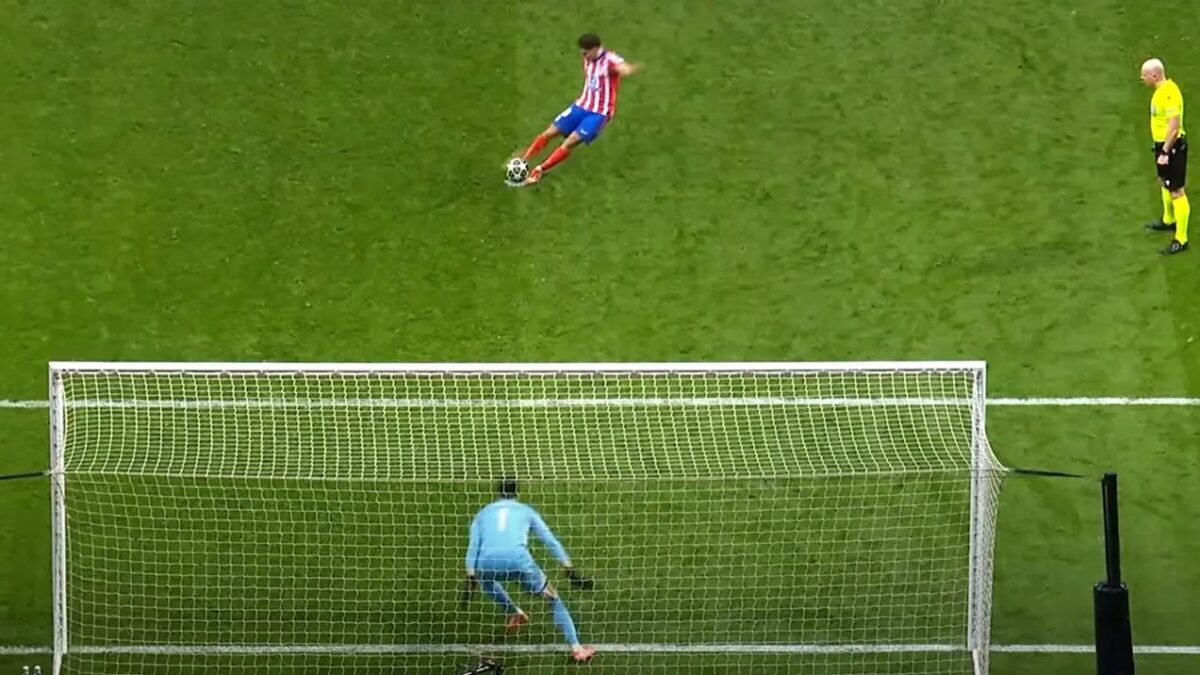 Aclaran la norma del fútbol sobre el doble toque involuntario en un penalti La International Board (IFAB), aclaró que por un doble toque involuntario en un penalti se debería repetir el lanzamiento si el balón entra en la portería.