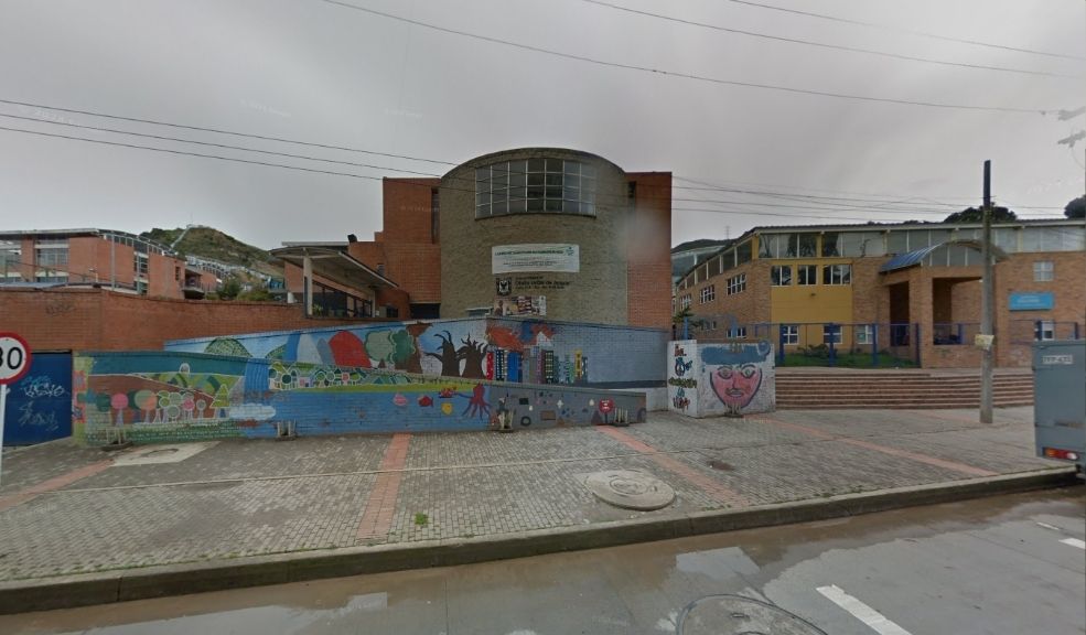 Denuncian que en Colegio de Usme estudiante apuñaló a otro 1 Denuncian que en Colegio de Usme estudiante apuñaló a otro Una madre denuncia que su hijo de 12 años fue apuñalado por otro menor dentro de un colegio en Usme. Aquí le contamos la denuncia.