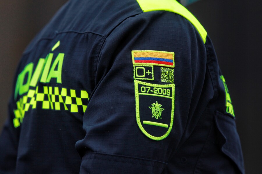 Destituyen a Policía que le dio un 'bolillazo' en la cara a joven 2 Destituyen a Policía que le dio un 'bolillazo' en la cara a joven La Procuraduría General de la Nación ha destituido e inhabilitado por diez años a la patrullera Érika Judith Pérez Romero por agredir físicamente a un joven en Suba.