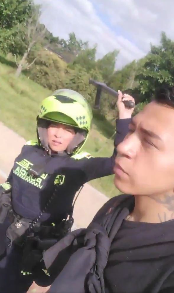 Destituyen a Policía que le dio un 'bolillazo' en la cara a joven 1 Destituyen a Policía que le dio un 'bolillazo' en la cara a joven La Procuraduría General de la Nación ha destituido e inhabilitado por diez años a la patrullera Érika Judith Pérez Romero por agredir físicamente a un joven en Suba.