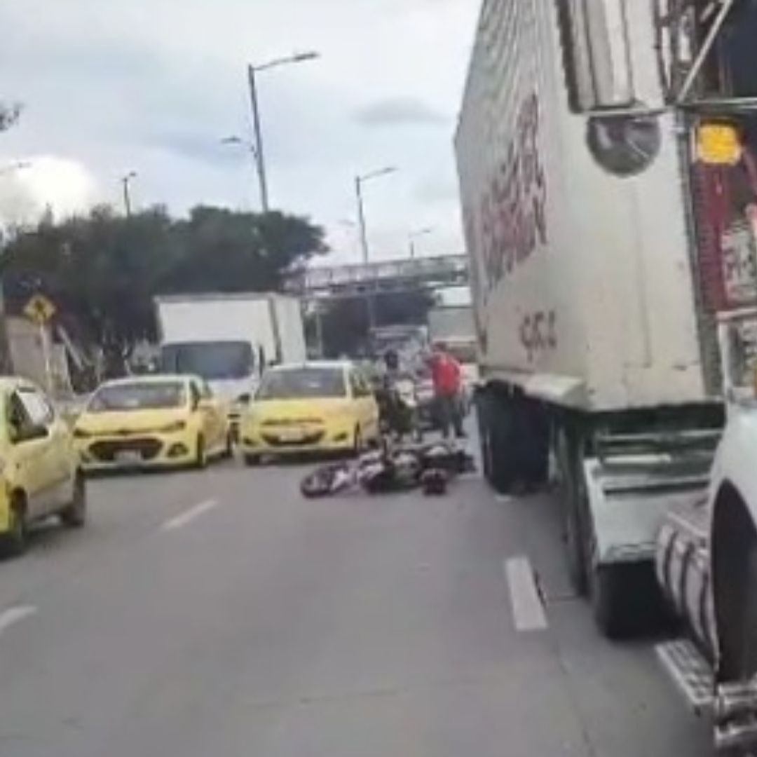 Desvíos viales en Tunjuelito por accidente entre tractocamión y motociclista 1 Desvíos viales en Tunjuelito por accidente entre tractocamión y motociclista Un sinestro vial en la localidad de Tunjuelito, entre tractocamión y motociclista en la autopista Sur con carrera 60F causó desvíos por la zona.