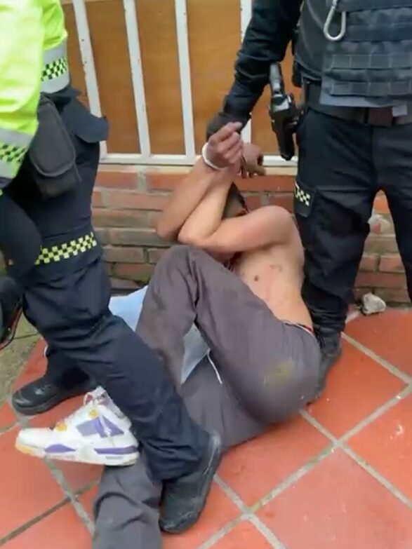 Camilo, el Dj de Engativá que está entre la vida y la muerte, tras ser víctima de robo en Bachué 1 Camilo, el Dj de Engativá que está entre la vida y la muerte, tras ser víctima de robo en Bachué Camilo, víctima del robo y agresión en Bachué (Engativá), se gana la vida como DJ de eventos sociales los fines de semana y entre semana se desempeña como domiciliario.