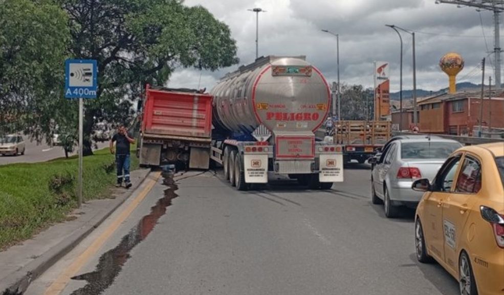 Dos accidentes en Kennedy y Puente Aranda: un taxi y dos vehículos de carga involucrados 8 Dos accidentes en Kennedy y Puente Aranda: un taxi y dos vehículos de carga involucrados Las autoridades de tránsito atendieron dos accidentes en el sur de Bogotá. A continuación, el reporte.