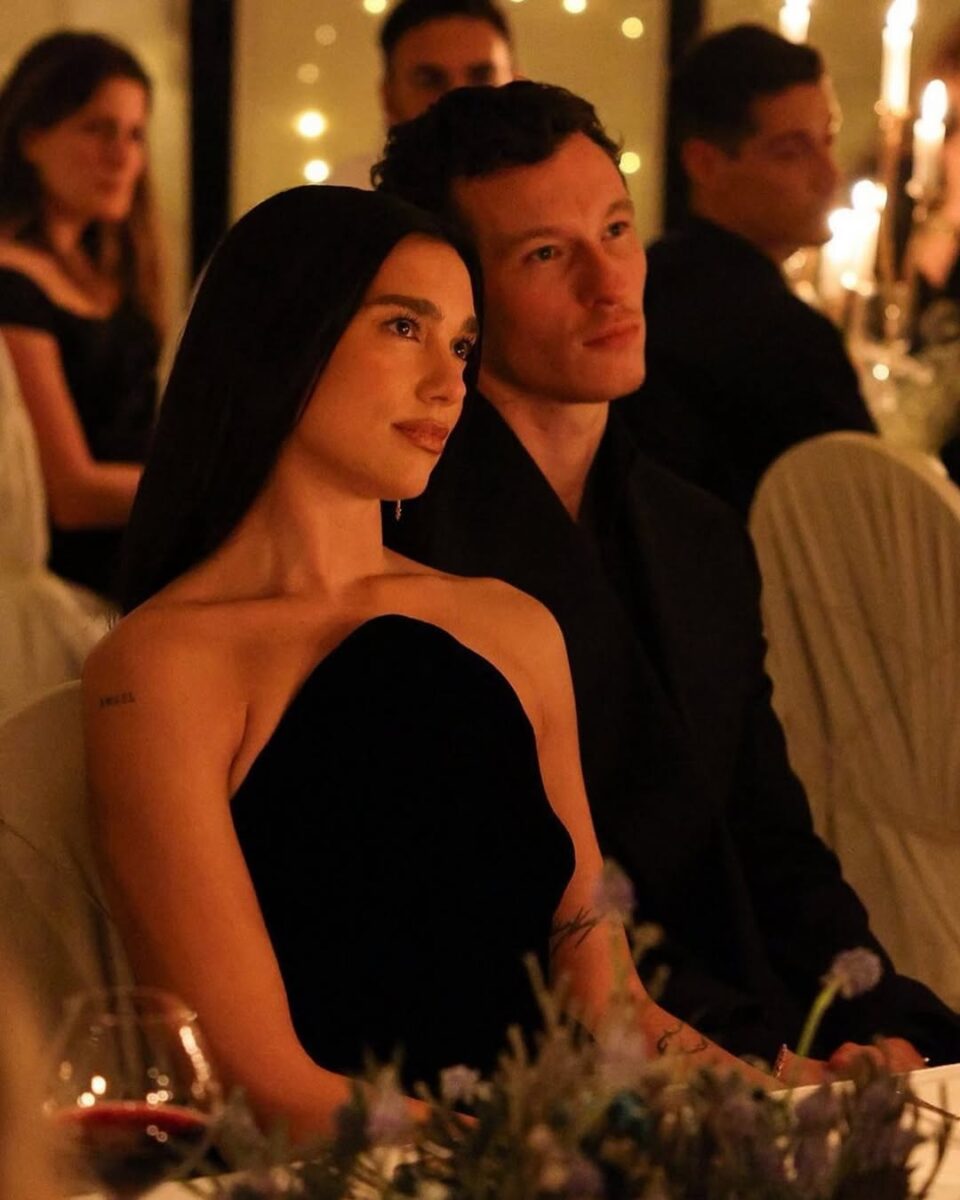 Dua Lipa se compromete con Callum Turner: amor, anillo a medida y boda en el aire 3 Dua Lipa se compromete con Callum Turner: amor, anillo a medida y boda en el aire En una entrevista con Gaby Wood para la edición de julio de British Vogue, la cantante reveló que la pareja ha decidido dar el siguiente paso en su relación.