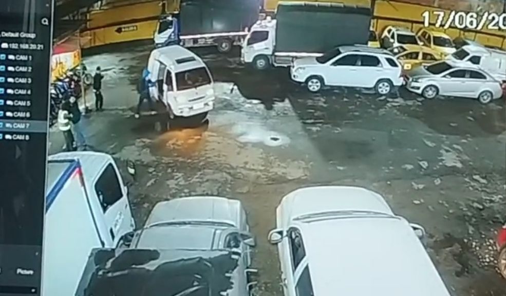 Robo de película en Engativá: se llevan tres autos de alta gama en parqueadero de Villa Gladys En diálogo con Q'HUBO, el administrador del parqueadero de Villa Gladys relató cómo los ladrones planearon el robo de los vehículos. Las autoridades respondieron de forma rápida.