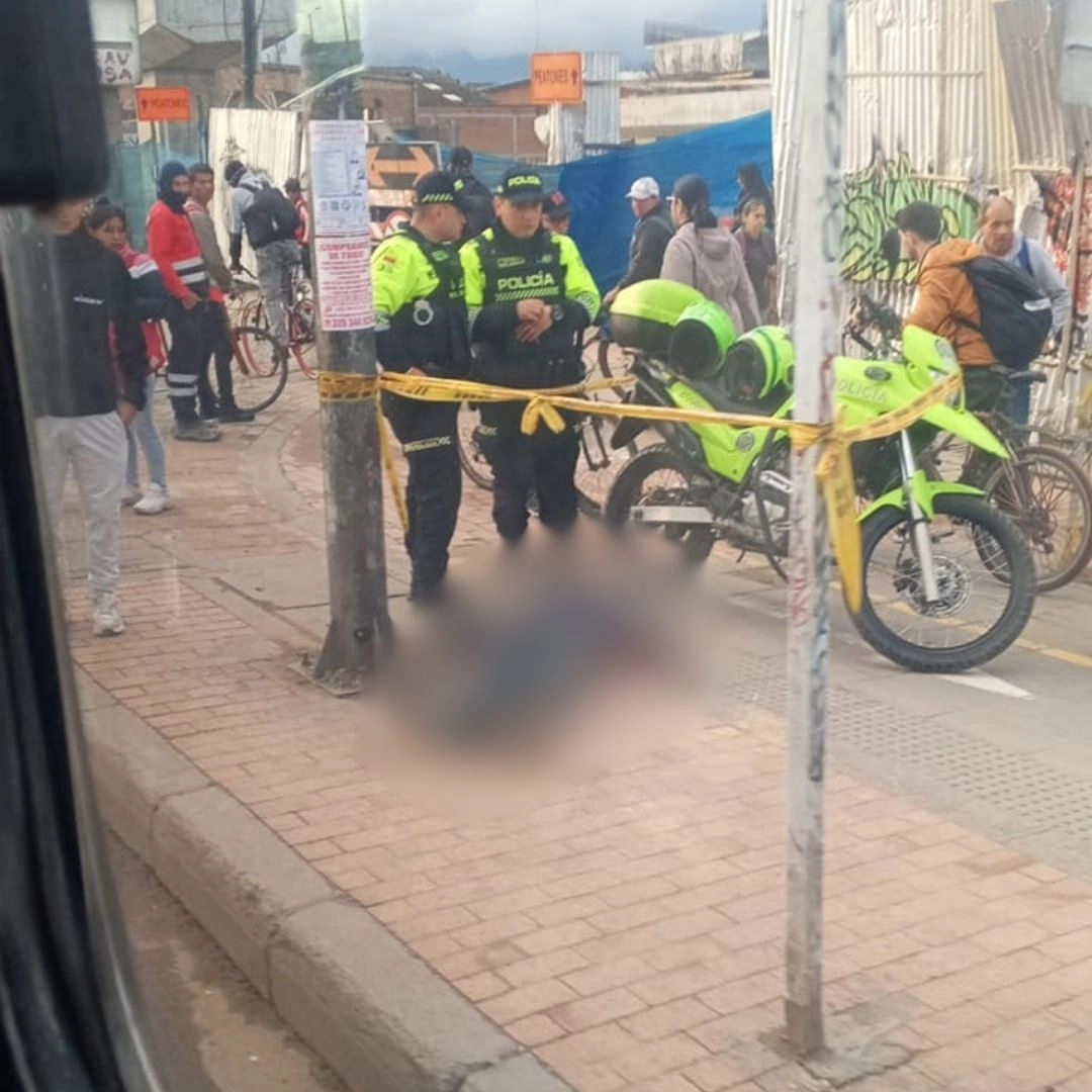 En La Estancia, Ciudad Bolívar, lo atacaron por la espalda para acabar con su vida En la madrugada de este viernes, un hombre perdió la vida tras recibir, al parecer, un disparo en la cabeza con un arma traumática en la localidad de Ciudad Bolívar. Las autoridades ya investigan el crimen, que ha conmocionado a la comunidad.