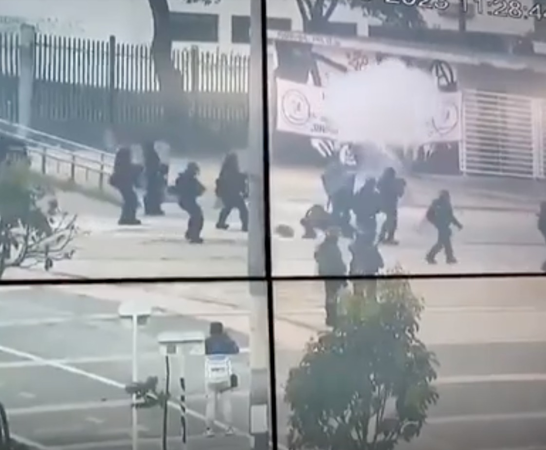 El drama de Jhon Freddy, el patrullero que tiene daño cerebral por recibir una papa bomba en Bogotá El patrullero de 33 años, adscrito a la Undmo, recibió el impacto de una papa bomba durante un enfrentamiento en la Universidad Nacional. Su vida está en riesgo y su familia pide ayuda para costear su recuperación.