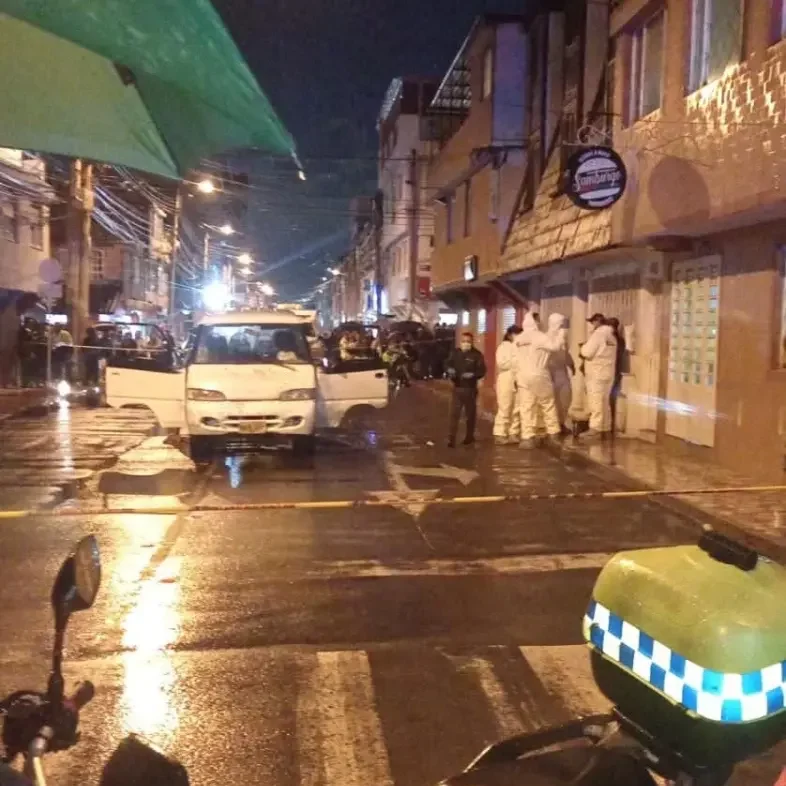 En Soacha: acaban con la vida de un conductor, mientras hacía su ruta En el barrio Mario Gaitán Yanguas ocurrió el crimen del conductor de transporte informal. Una mujer, al parecer, también resultó herida en el hecho.