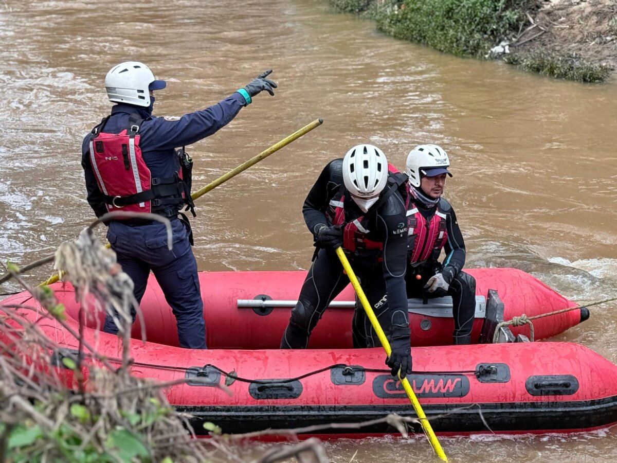 En Usme: niña de 8 años está desaparecida tras caer a un río. Familia pide más apoyo para su búsqueda Saray Rojas, de 8 años, salió a un parque ecológico a jugar junto a su hermano y su prima, también menores de edad. Sin embargo, fue arrastrada por la corriente del río Tunjuelo.