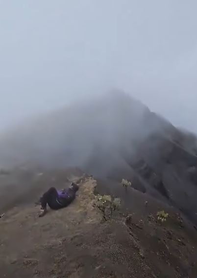 Joven brasileña muere tras caer por un barranco en volcán 1 Joven brasileña muere tras caer por un barranco en volcán Juliana Marins, una joven brasileña de 26 años, falleció tras caer por un barranco mientras hacía senderismo en el monte Rinjani, un volcán activo de Indonesia.