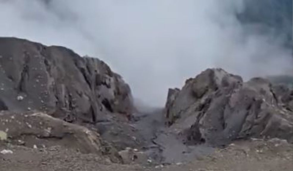 Joven brasileña muere tras caer por un barranco en volcán 6 Joven brasileña muere tras caer por un barranco en volcán Juliana Marins, una joven brasileña de 26 años, falleció tras caer por un barranco mientras hacía senderismo en el monte Rinjani, un volcán activo de Indonesia.