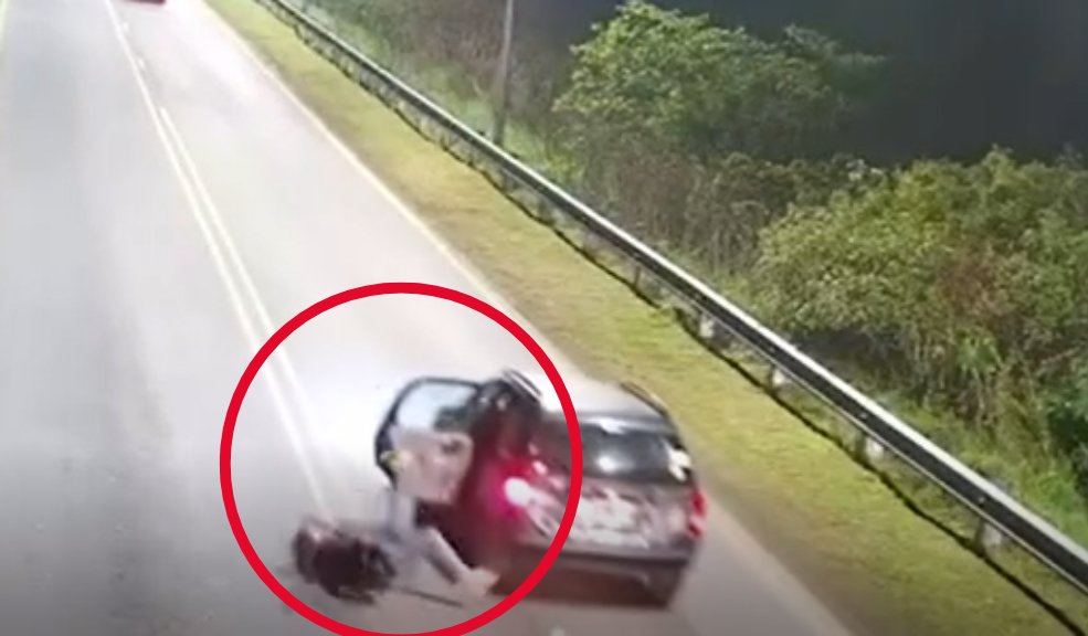 En video Se lanzó del carro en movimiento al ver que el Uber cambió de ruta