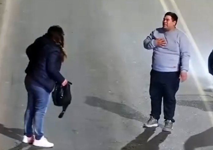 En video Se lanzó del carro en movimiento al ver que el Uber cambió de ruta