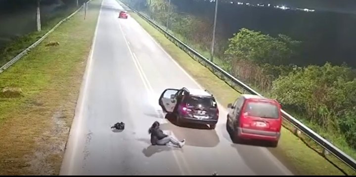 En video Se lanzó del carro en movimiento al ver que el Uber cambió de ruta