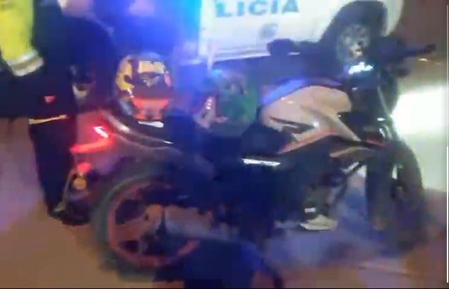En video: motociclista fue asaltado por tres hombres armados en Sibaté 2 En video motociclista fue asaltado por tres hombres armados en Sibaté