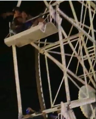 En video: niña de 5 años cayó de rueda de la fortuna por falla en el seguro 2 En video: niña de 5 años cayó de rueda de la fortuna por falla en el seguro En una fiesta de Brasil, una niña de 5 años cayó desde una rueda de la fortuna en movimiento. El impactante accidente quedó grabado en video.
