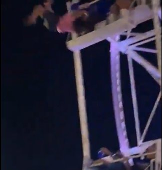 En video: niña de 5 años cayó de rueda de la fortuna por falla en el seguro 1 En video: niña de 5 años cayó de rueda de la fortuna por falla en el seguro En una fiesta de Brasil, una niña de 5 años cayó desde una rueda de la fortuna en movimiento. El impactante accidente quedó grabado en video.
