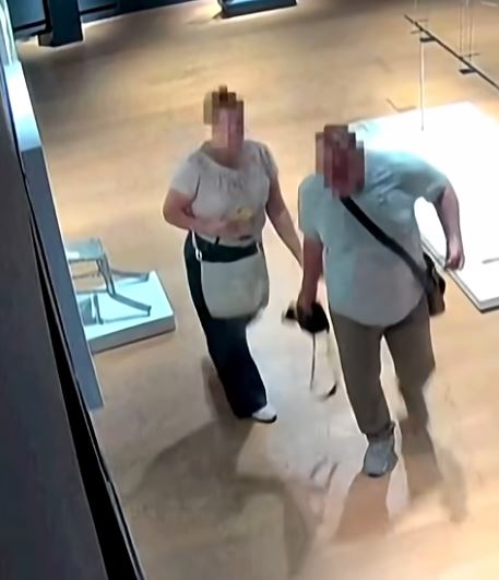 En video: turista destruyó una obra de arte al sentarse sobre ella 2 En video: turista destruyó una obra de arte al sentarse sobre ella Un turista protagonizó un vergonzoso incidente en el Palazzo Maffei en Italia al destruir una valiosa obra de arte contemporáneo por sentarse en ella.