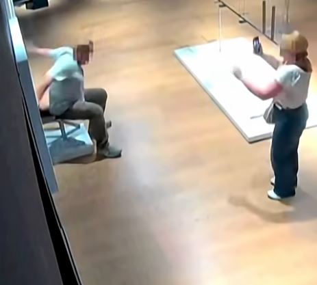 En video: turista destruyó una obra de arte al sentarse sobre ella 1 En video: turista destruyó una obra de arte al sentarse sobre ella Un turista protagonizó un vergonzoso incidente en el Palazzo Maffei en Italia al destruir una valiosa obra de arte contemporáneo por sentarse en ella.