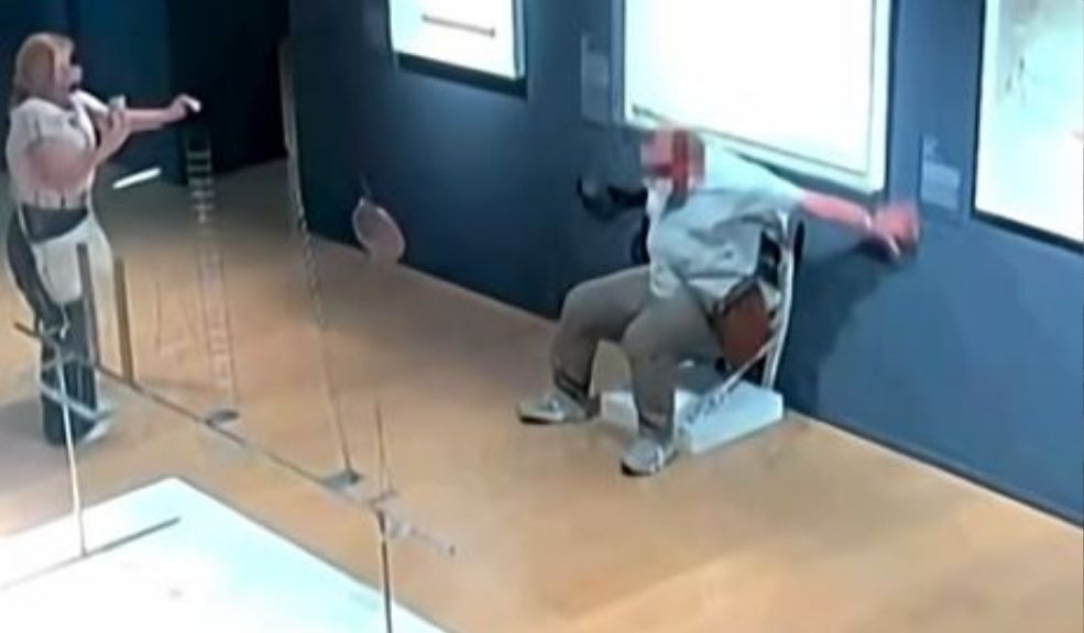 En video: turista destruyó una obra de arte al sentarse sobre ella Un turista protagonizó un vergonzoso incidente en el Palazzo Maffei en Italia al destruir una valiosa obra de arte contemporáneo por sentarse en ella.