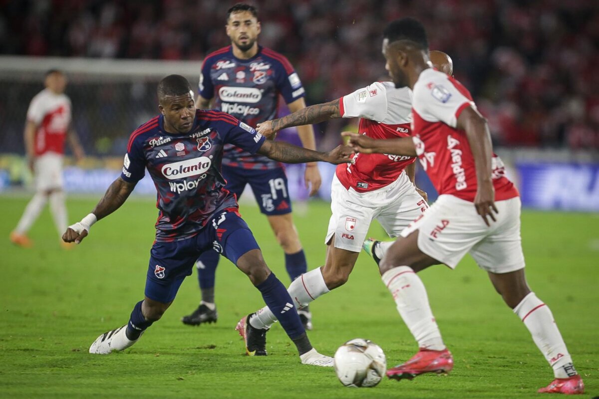Santa Fe no pudo sacar ventaja en casa, ante el Medellín, en la ida de la final de Liga 2 Santa Fe no pudo sacar ventaja en casa, ante el Medellín, en la ida de la final de Liga Un empate sin goles selló anoche el juego de ida de la final entre Independiente Santa Fe y el Deportivo Independiente Medellín. La sensación final es que el ‘Poderoso’ hizo negocio: jugó mejor, mereció ganar, sacó el empate y ahora tendrá la oportunidad de buscar la estrella junto a su gente el próximo domingo.