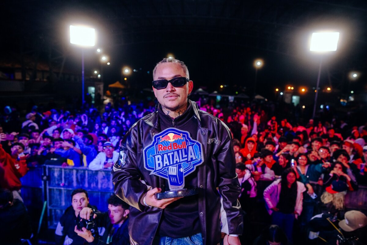 En Soacha, 'Filósofo' se coronó campeón regional de Red Bull Batalla 2025 Además de Filósofo, Ken Zingle, Flama y DJango también aseguraron su cupo a la gran Final Nacional de Red Bull Batalla 2025.