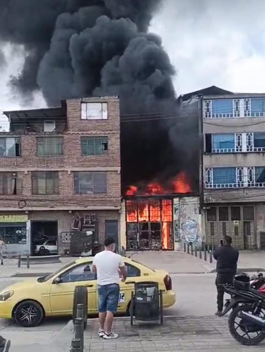 Se presentó un incendio en una bodega de Patio Bonito, Kennedy De acuerdo con vecinos del sector, en Kennedy, el incendio se presenta a pocas cuadras de una estación de gasolina.