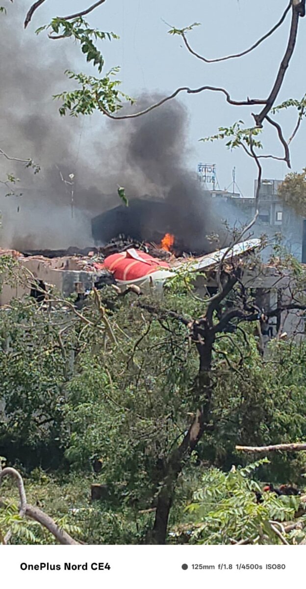 Grave accidente en India: avión con 242 pasajeros con destino a Londres se estrelló 1 Grave accidente en India: avión con 242 pasajeros con destino a Londres se estrelló Un vuelo desde la India, que tenía como destino Londres, tuvo un grave accidente a pocos metros del aeropuerto, implicando a los 242 pasajeros que tenía a bordo.