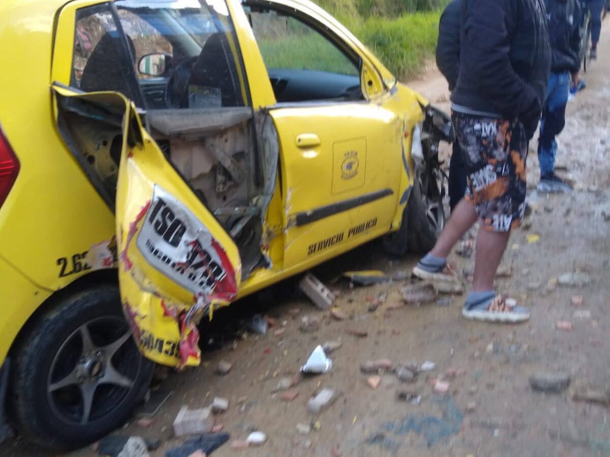 Grave accidente en Soacha: volqueta sin frenos arrastró varios vehículos 2 Grave accidente en Soacha: volqueta sin frenos arrastró varios vehículos Durante la mañana de este jueves, se presentó un grave accidente de tránsito en Soacha, donde una volqueta, presuntamente sin frenos, provocó un choque múltiple.
