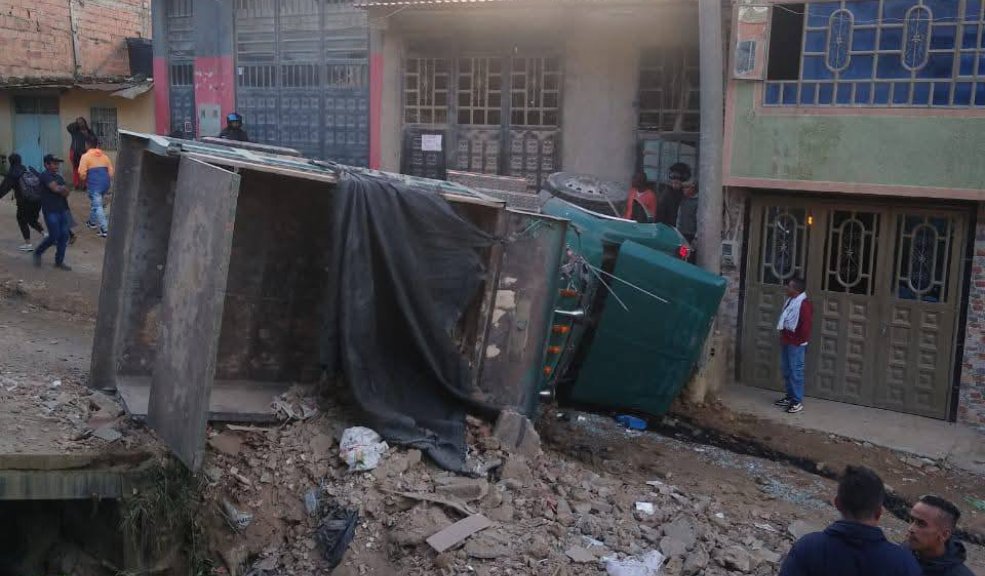 Grave accidente en Soacha: volqueta sin frenos arrastró varios vehículos Durante la mañana de este jueves, se presentó un grave accidente de tránsito en Soacha, donde una volqueta, presuntamente sin frenos, provocó un choque múltiple.