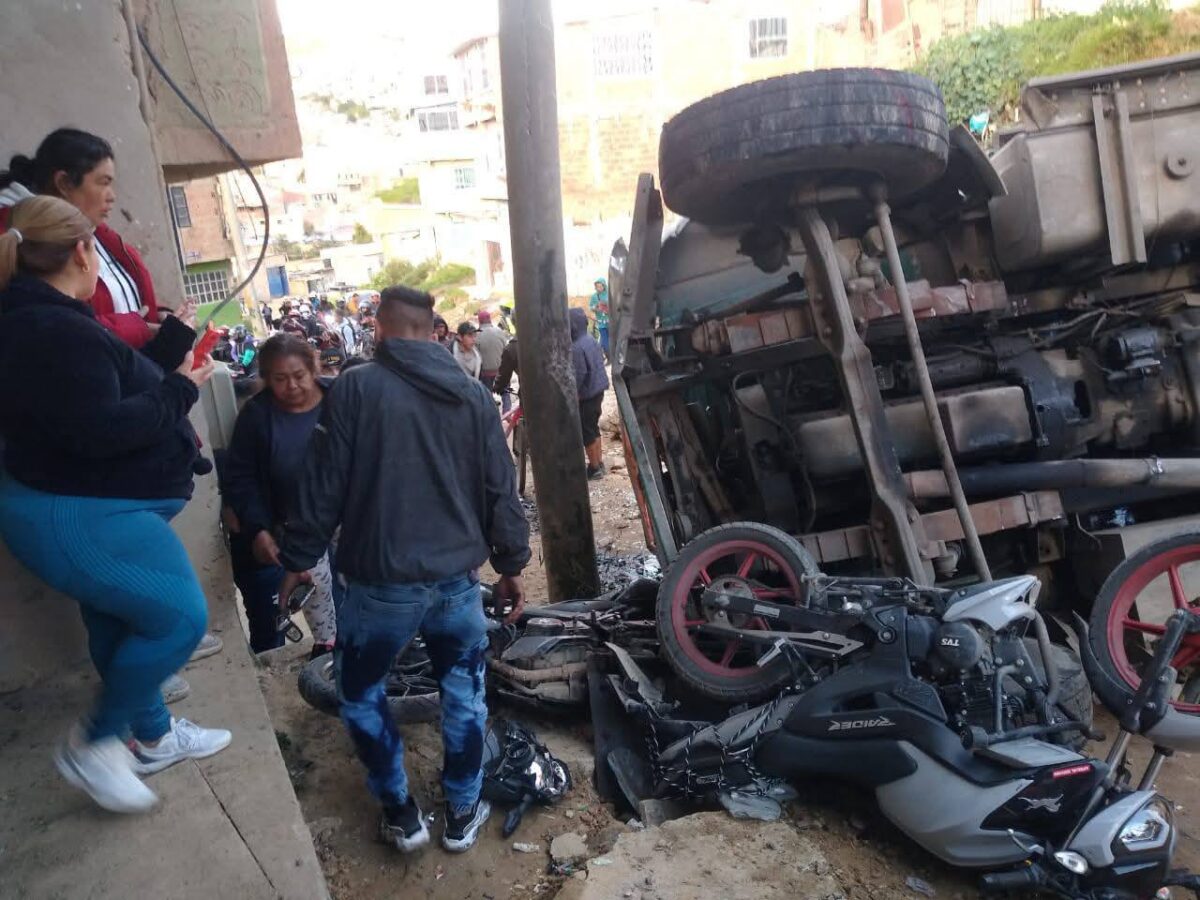 Grave accidente en Soacha: volqueta sin frenos arrastró varios vehículos 1 Grave accidente en Soacha: volqueta sin frenos arrastró varios vehículos Durante la mañana de este jueves, se presentó un grave accidente de tránsito en Soacha, donde una volqueta, presuntamente sin frenos, provocó un choque múltiple.