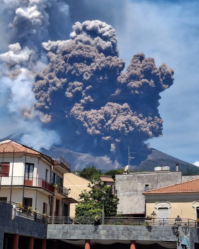 EN VIDEO: Alerta por erupción de volcán Etna en Italia 2 EN VIDEO: Alerta por erupción de volcán Etna en Italia La actividad explosiva "pasó a ser una fuente de lava", la columna de ceniza se disipó en la tarde, informaron las autoridades italianas.