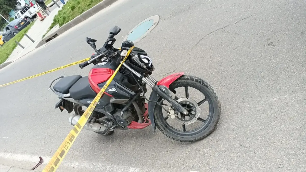 Exceso de velocidad cobra la vida de un motociclista en Hogares de Soacha Un joven habría perdido el control de su motocicleta y, tras una fuerte caída, falleció en vía de Hogares de Soacha.