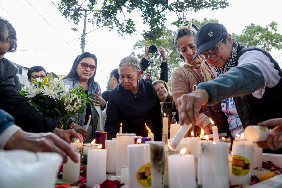 Hermana de Miguel Uribe organizó homenaje en el lugar del atentado 1 Hermana de Miguel Uribe organizó homenaje en el lugar del atentado María Carolina Hoyos, hermana del senador Miguel Uribe Turbay, convocó una oración en el Parque El Golfito, Fontibón, el mismo lugar donde su hermano sufrió el atentado el pasado 7 de junio.