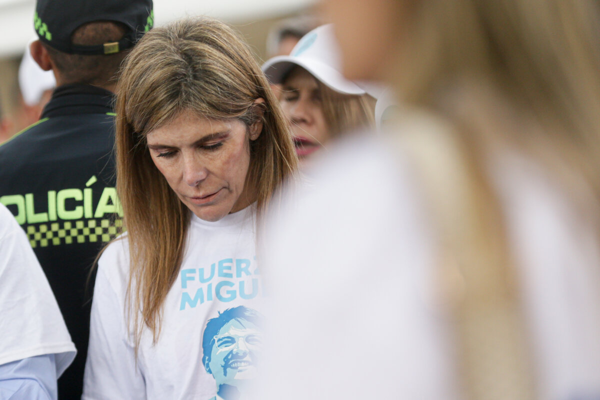 Hermana de Miguel Uribe organizó homenaje en el lugar del atentado 2 Hermana de Miguel Uribe organizó homenaje en el lugar del atentado María Carolina Hoyos, hermana del senador Miguel Uribe Turbay, convocó una oración en el Parque El Golfito, Fontibón, el mismo lugar donde su hermano sufrió el atentado el pasado 7 de junio.