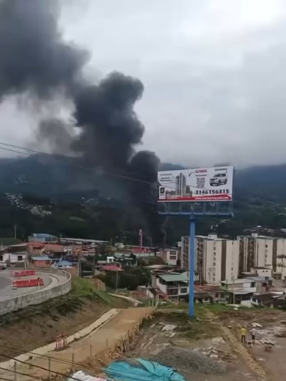 Emergencia por incendio en Cundinamarca: una fábrica de velas resultó afectada Una fábrica de velas en Silvania, Cundinamarca, se vio gravemente afectada por un incendio en la mañana de este martes. El siniestro, reportado por la comunidad, se desató cerca de la estación de servicio Terpel, sobre la vía principal.