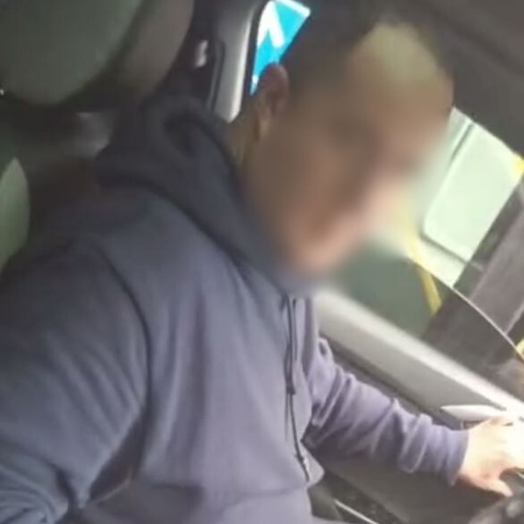Intolerancia al volante: conductor atropelló a peatón y se 'voló' Un conductor atropelló a un peatón con aparente intención, en un acto de intolerancia al volante, y se dio a la fuga en la localidad de Chapinero.
