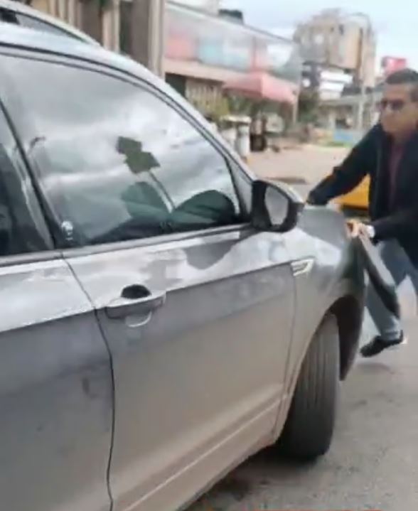 Intolerancia al volante: conductor atropelló a peatón y se 'voló' Un conductor atropelló a un peatón con aparente intención, en un acto de intolerancia al volante, y se dio a la fuga en la localidad de Chapinero.