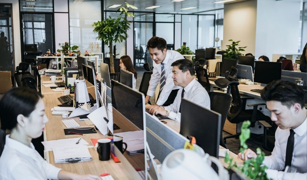 Jóvenes en China pagan por fingir que trabajan en empresas falsas En lugar de recibir un salario, estos jóvenes entregan entre 30 y 50 yuanes diarios (equivalente a 4 o 7 dólares) para acceder a oficinas alquiladas que recrean entornos laborales. Allí pueden sentarse en escritorios, conectarse a wifi gratuito, utilizar áreas comunes y, si lo desean, incluso simular tareas asignadas por jefes ficticios.