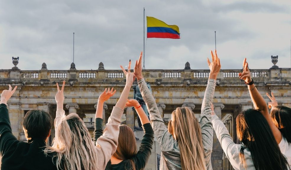 Juventud colombiana: crítica, digital y decidida al cambio 3 Juventud colombiana: crítica, digital y decidida al cambio El estudio, que hace parte del proyecto regional “Juventudes: asignatura pendiente”, se basa en una encuesta a más de 22.000 jóvenes en 14 países de América Latina, incluyendo 2.004 jóvenes entre 15 y 35 años en Colombia.