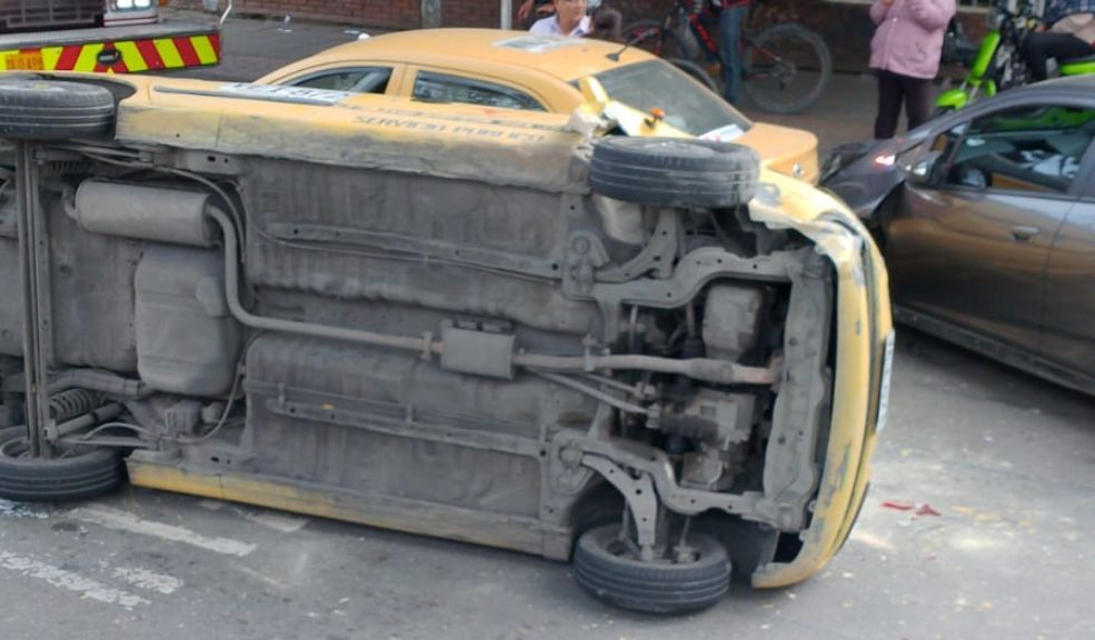 Fuerte accidente en Kennedy Central: taxi termina volcado 7 Fuerte accidente en Kennedy Central: taxi termina volcado Al parecer, el conductor del taxi que se volcó estaba en estado de embriaguez.