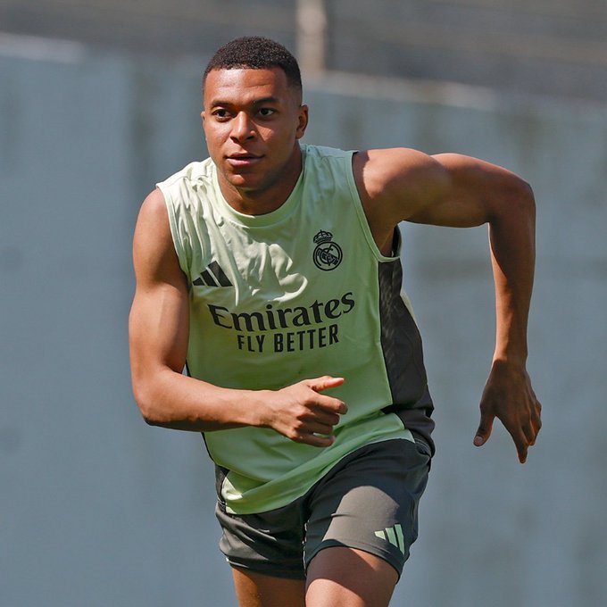 Kylian Mbappé, hospitalizado por un cuadro agudo de gastroenteritis El delantero del Real Madrid, Kylian Mbappé, fue hospitalizado en Estados Unidos debido a un cuadro agudo de gastroenteritis.