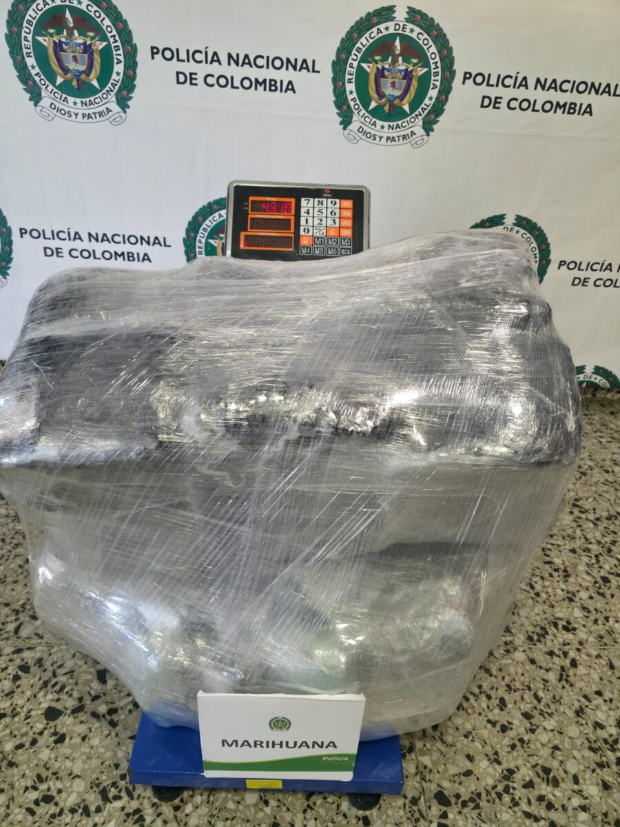 La Policía Incauta más de 40 Kilos de Marihuana en El Dorado Un reciente operativo en el aeropuerto El Dorado permitió la incautación de más de 43 kilogramos de marihuana ocultos en una falsa encomienda con destino a Girardot.