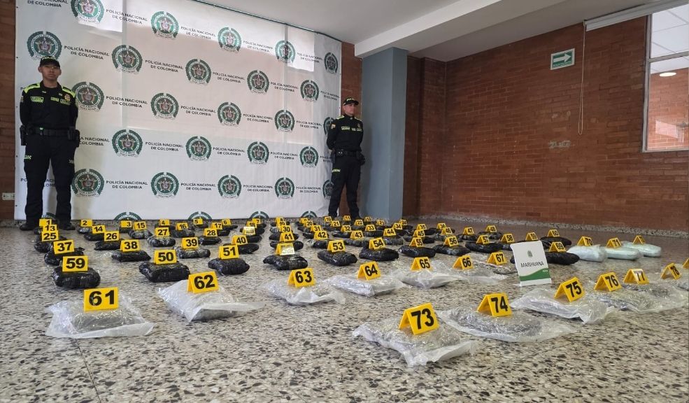 La Policía Incauta más de 40 Kilos de Marihuana en El Dorado 6 La Policía Incauta más de 40 Kilos de Marihuana en El Dorado Un reciente operativo en el aeropuerto El Dorado permitió la incautación de más de 43 kilogramos de marihuana ocultos en una falsa encomienda con destino a Girardot.